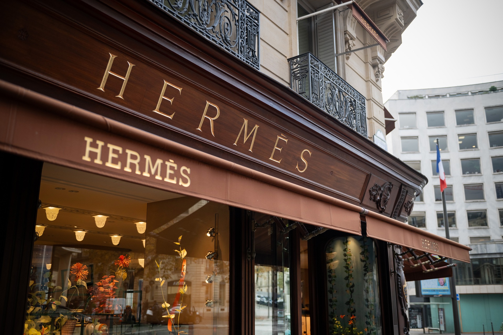 Ações da Hermes caem com guerra do Irã afetando vendas no Oriente Médio e turismo