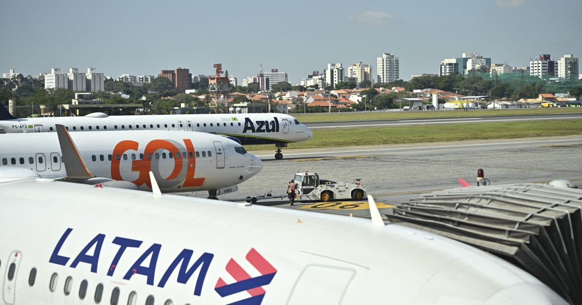 Aéreas suspendem 2 mil voos em maio e querosene deve ter novo aumento