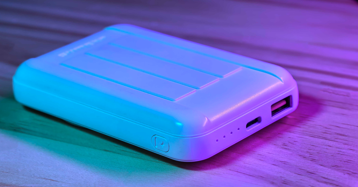 Anac atualiza regras para transporte de carregadores portáteis em voos