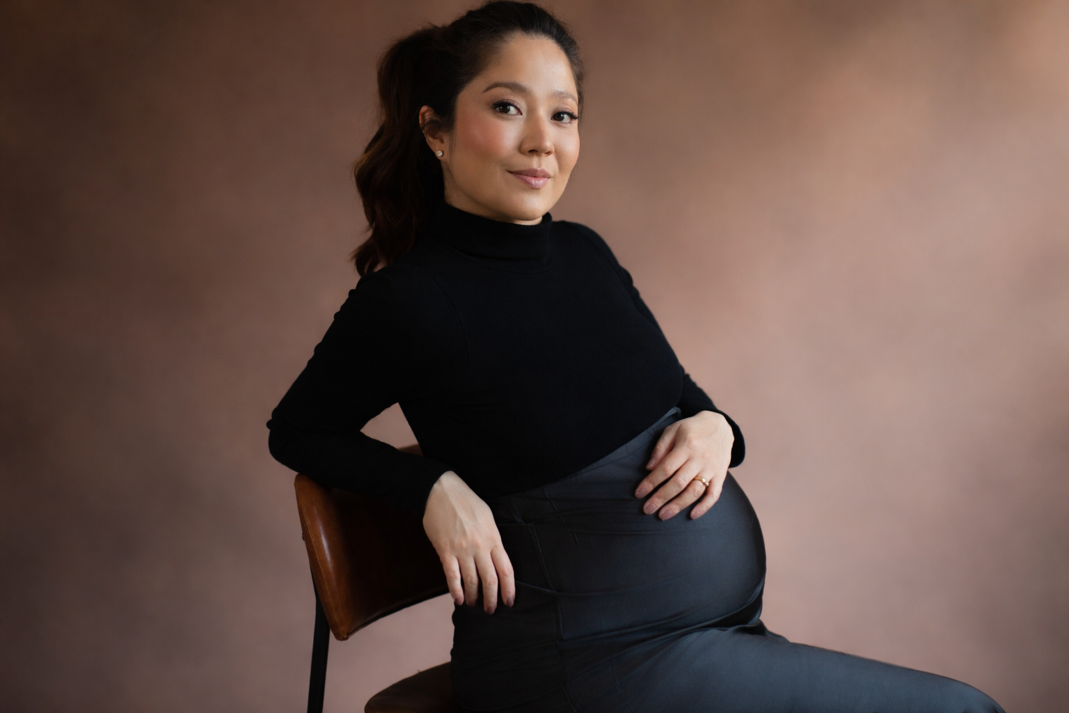 Às vésperas de dar à luz, Carolina Kia reflete sobre carreira e maternidade