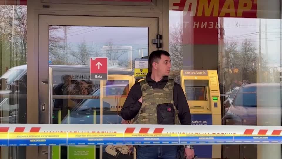 Atirador mata seis pessoas na Ucrânia e faz reféns em supermercado