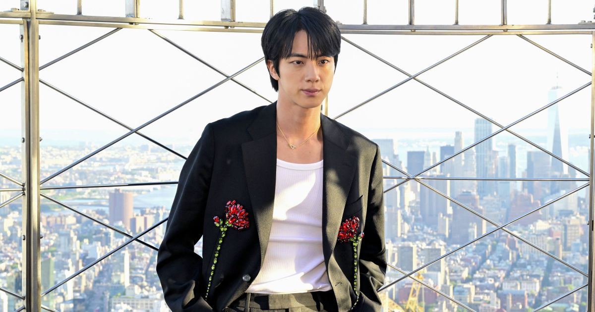 BTS: Jin diz que se considera o mais bonito do grupo e brinca com colegas