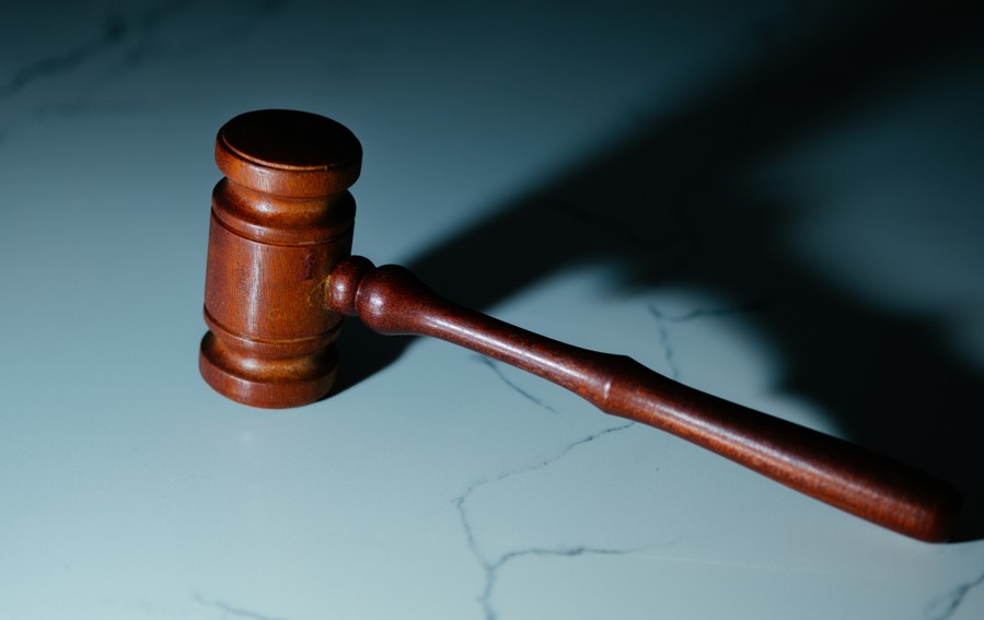 “Cadeira reforçada”: Justiça condena empresa por piadas sobre peso e fixa indenização