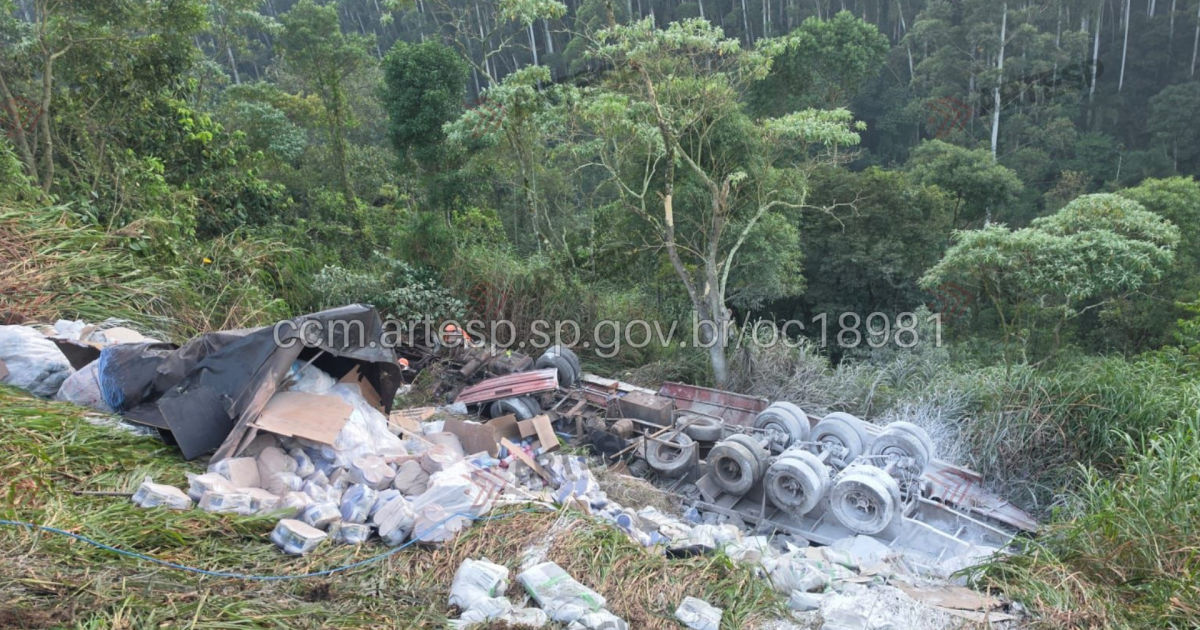 Caminhão tomba e deixa um morto na rodovia dos Bandeirantes, em SP