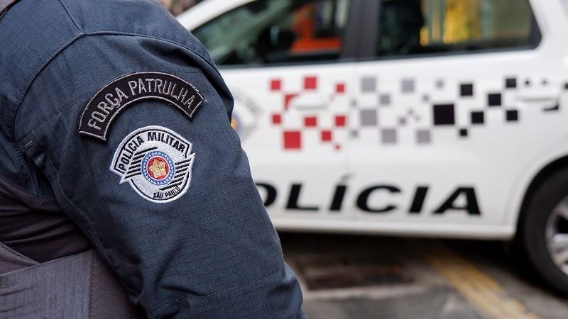 Carro roubado fura bloqueio, atropela PMs e bate em outro veículo em SP