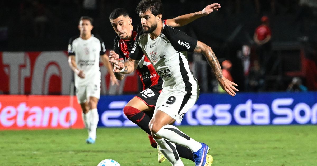 Corinthians empata com Vitória em jogo fraco e entra no Z4 do Brasileiro