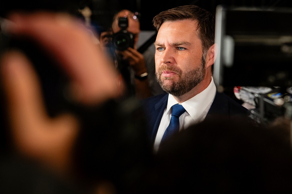 Desconfiança entre EUA e Irã não pode ser resolvida da noite para o dia, diz JD Vance