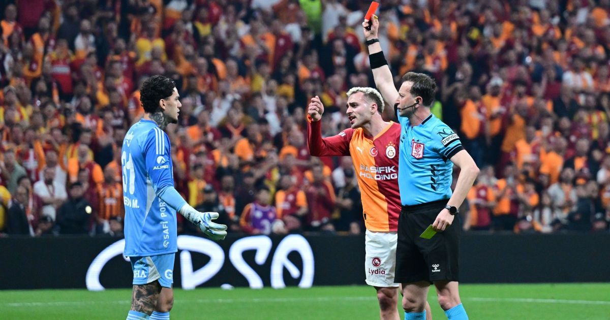 Goleiro da Seleção é expulso e soca cabine do VAR em clássico turco