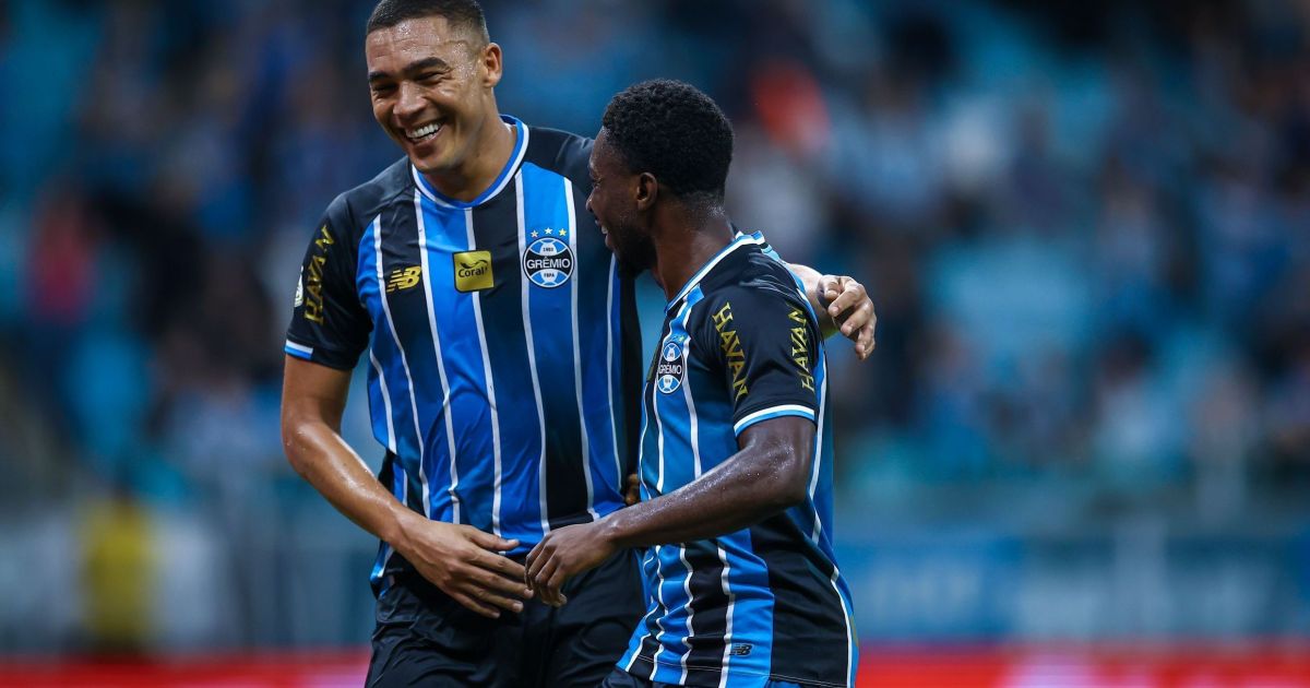 Grêmio aproveita expulsão, bate Confiança e sai na frente na Copa do Brasil