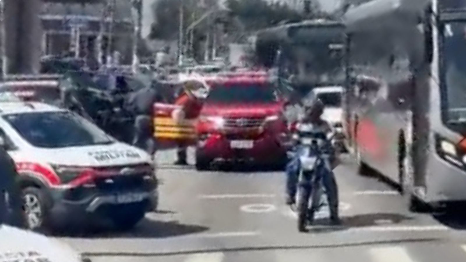 Homem é baleado após tentativa de assalto em frente ao metrô Vila Sônia, em SP