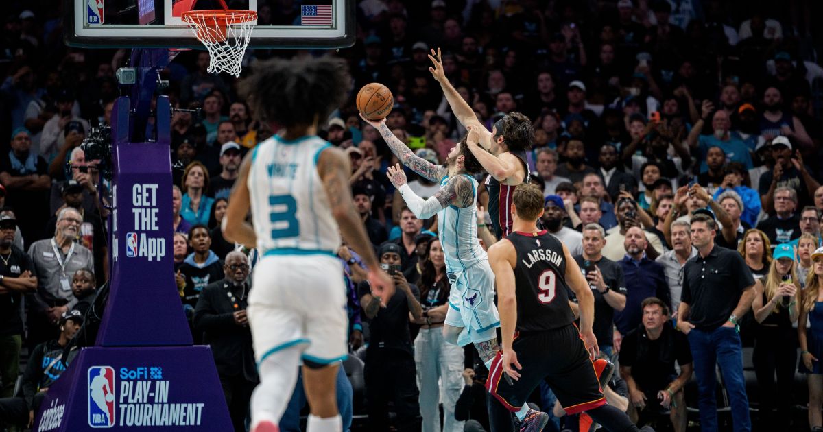 Hornets vencem Heat na prorrogação e avançam no play-in