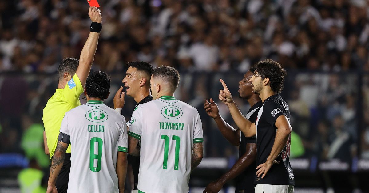 Jovem do Vasco é expulso por falta que ele mesmo sofreu; veja o lance