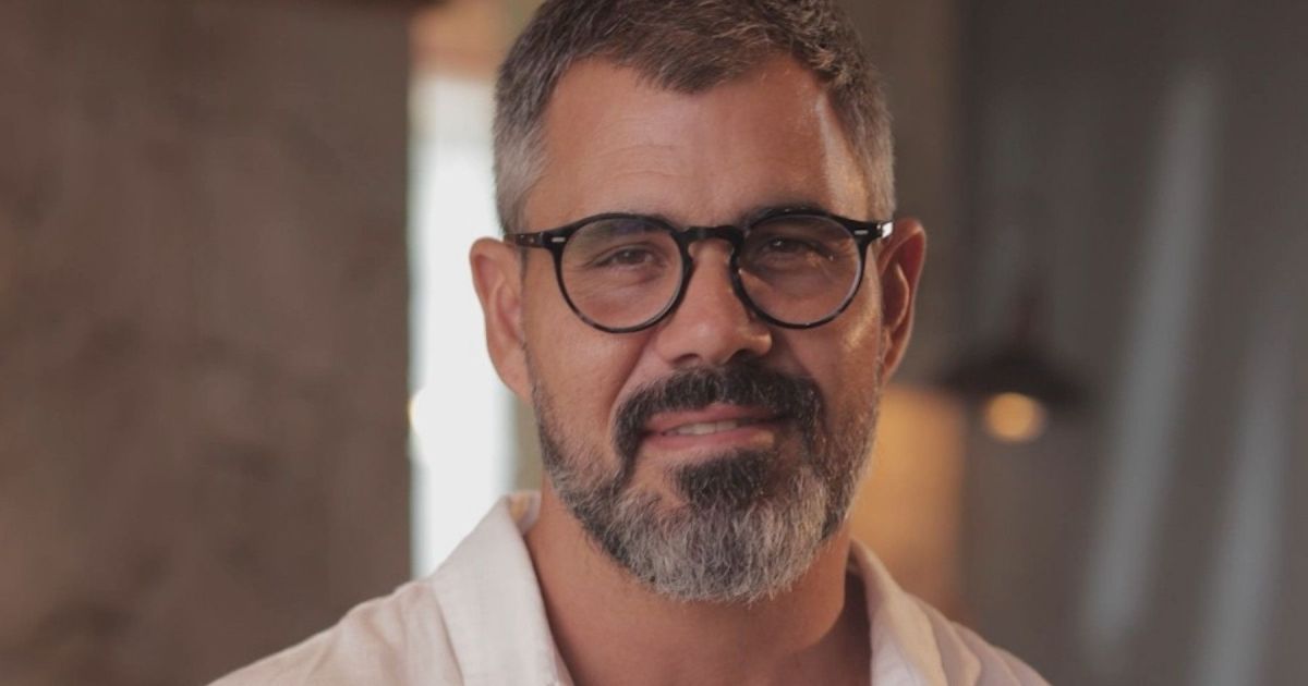 Juliano Cazarré anuncia curso para “homens enfraquecidos”; famosos reagem