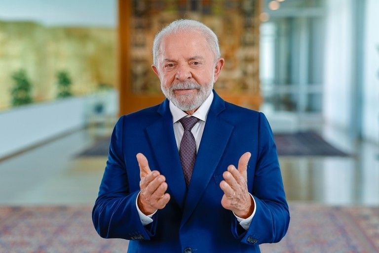 Lula brinca e diz que Selic pode cair se BC “olhar para pessoas como ele”