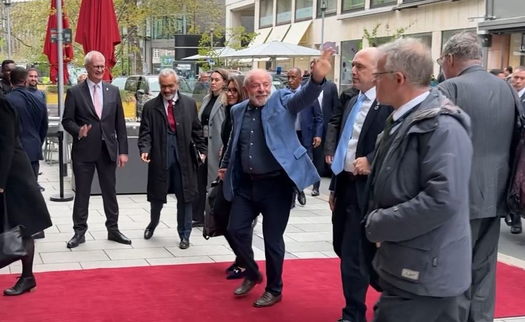 Lula chega à Alemanha para encontro com Friedrich Merz