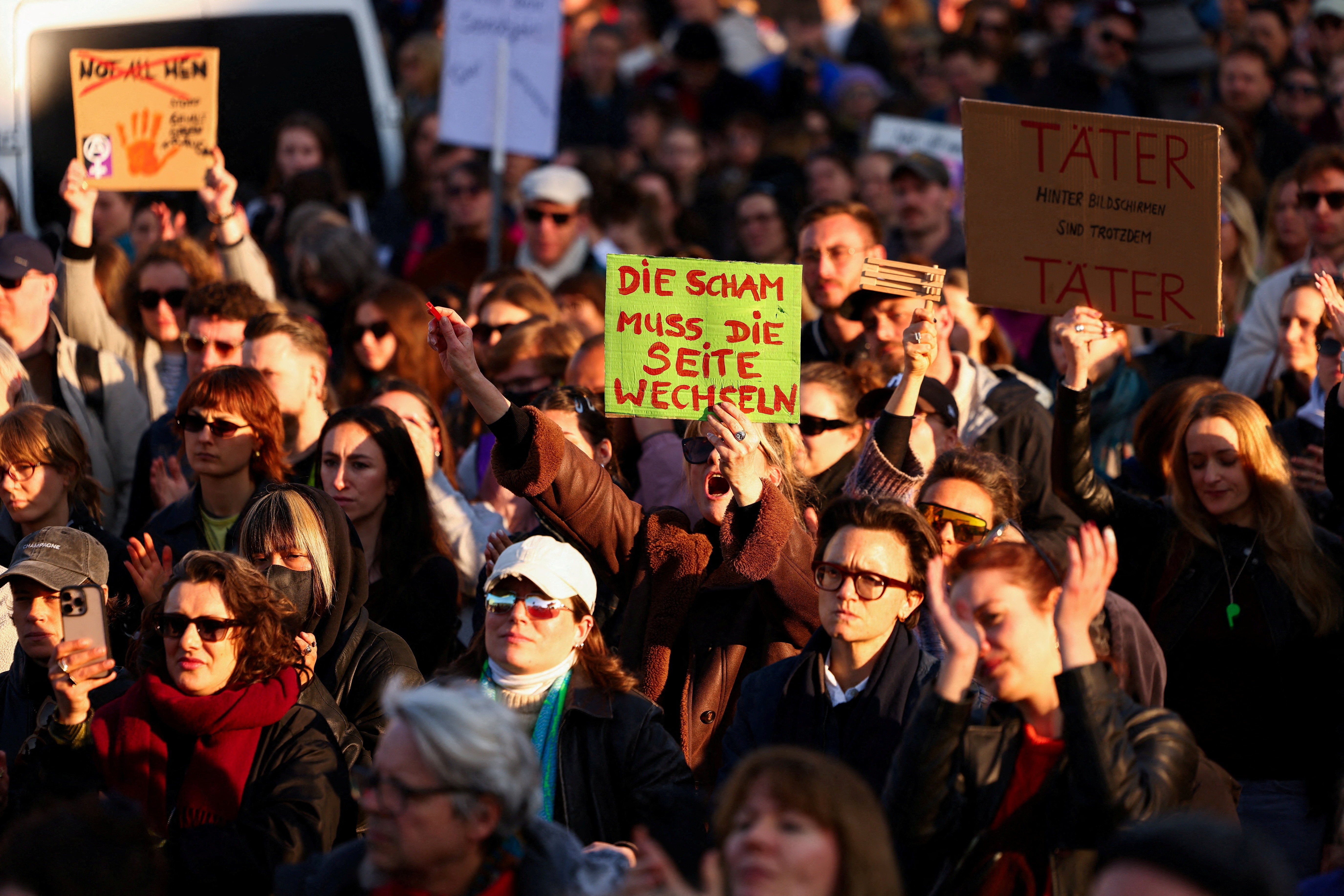 Manifestantes se mobilizam na Alemanha em apoio à atriz vítima de 'deepfake'