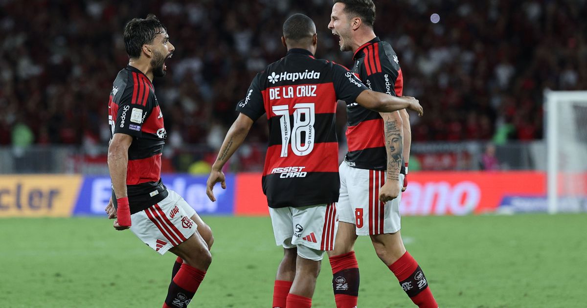 Paquetá sente dores no joelho e sai chorando após Flamengo x Bahia