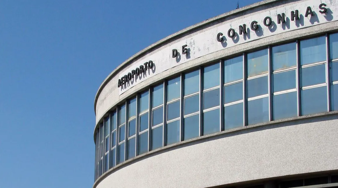 Pista do Aeroporto de Congonhas fecha após avião colidir com pássaro