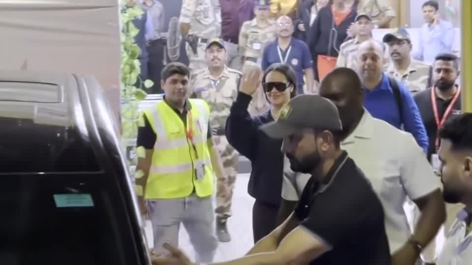 Rihanna chega à Índia para evento em parceria com uma gigante do luxo