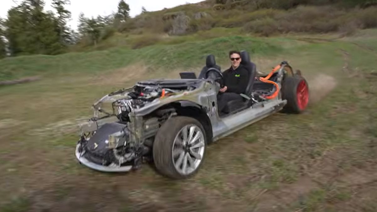 Tesla que ia para desmanche vira carro perfeito para drift; assista