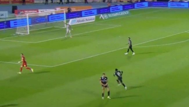 Virou “moda”? Zagueiro faz gesto obsceno e é expulso no Campeonato Saudita