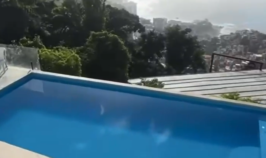 Vista privilegiada: alvo de operação no RJ estava em casa com piscina; veja