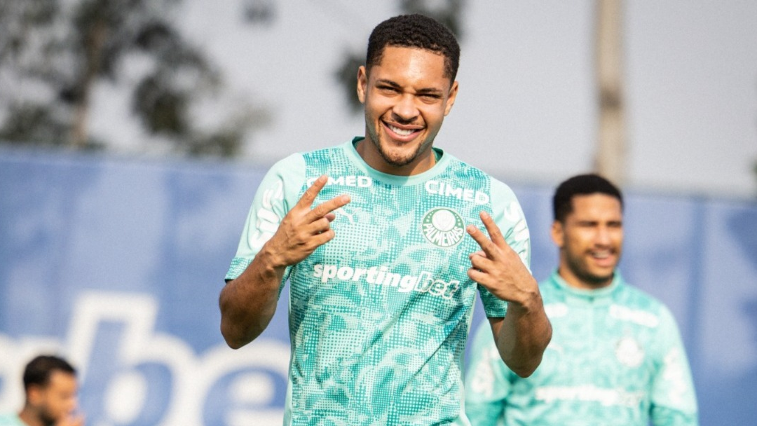Vitor Roque ganha previsão para voltar a jogar pelo Palmeiras; veja