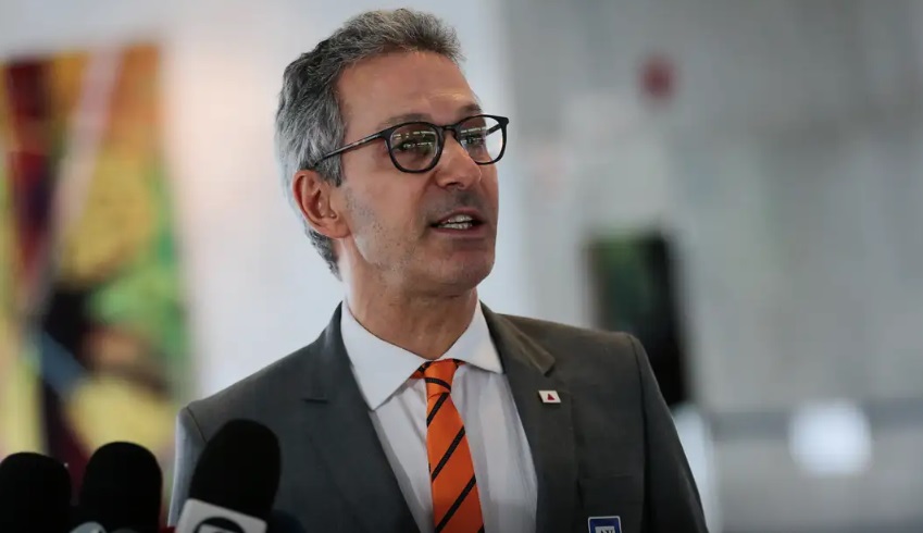 Zema busca aliados e recebe apoio de Flávio após inclusão em inquérito das fake news