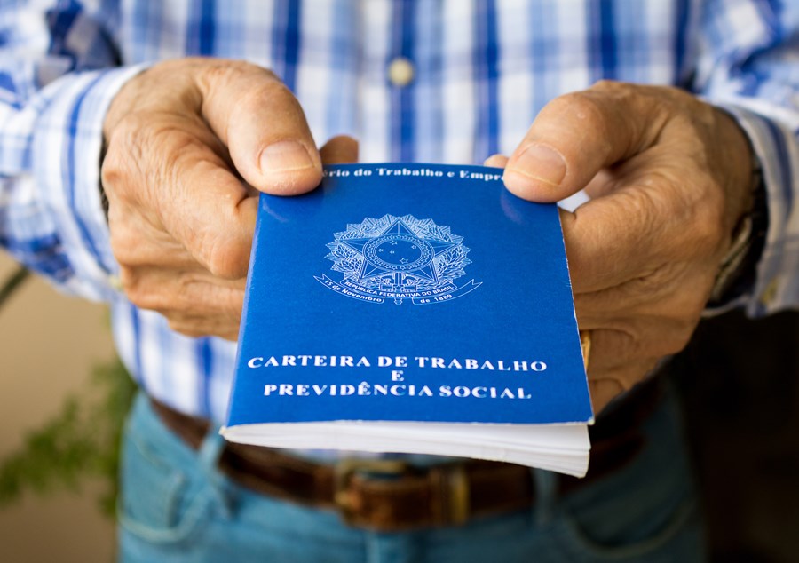 6 em cada 10 CLTs ainda trabalham mais de 40h, diz estudo