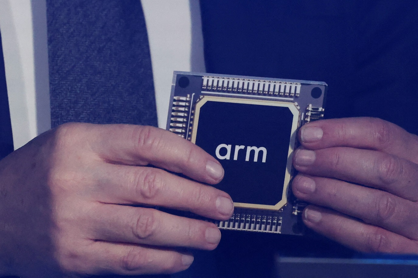 Ações da Arm caem com fraqueza de smartphones e preocupações com chips de IA