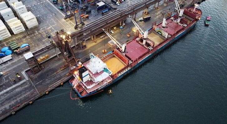 Balança comercial tem superávit de US$10,537 bi em abril com exportações mais fortes