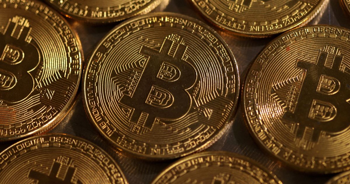 Bitcoin cai com saídas de ETFs apesar de possibilidade de acordo EUA-Irã