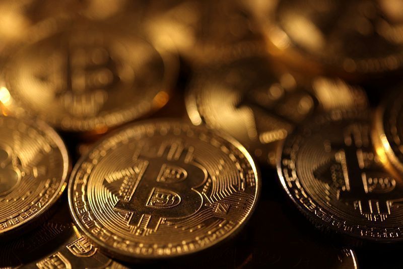 Bitcoin sobe perto da estabilidade com cautela em meio a guerra e payroll