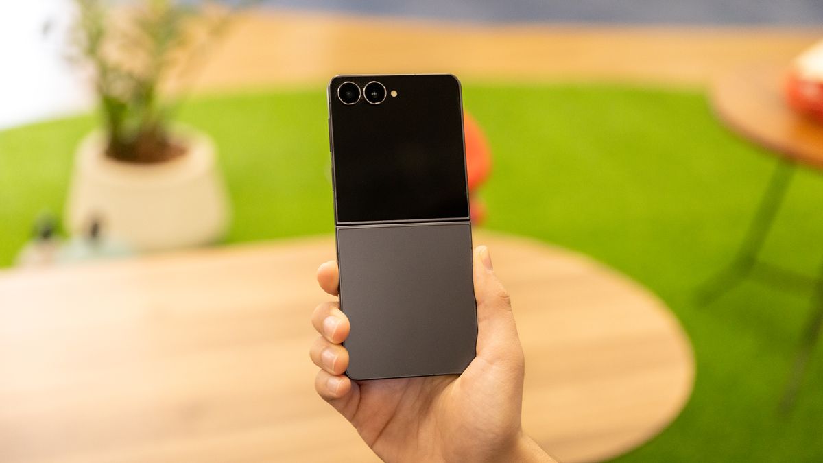 Celular dobrável Galaxy Z Flip 8 terá tela "mais lisa", diz informante