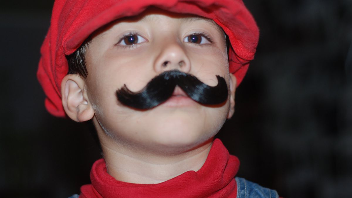 Criança com bigode falso enganou sistema de verificação de idade online