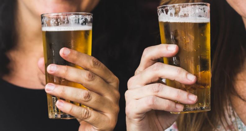 “Dia sem imposto” tem gasolina a R$ 4 e chopp com desconto; veja promoções