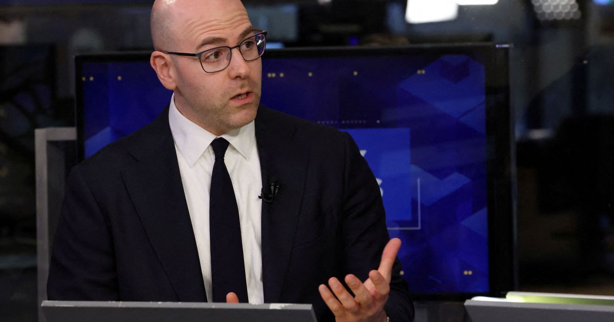 “É apropriado cortar juros e não adiar reduções”, diz dirigente do Fed