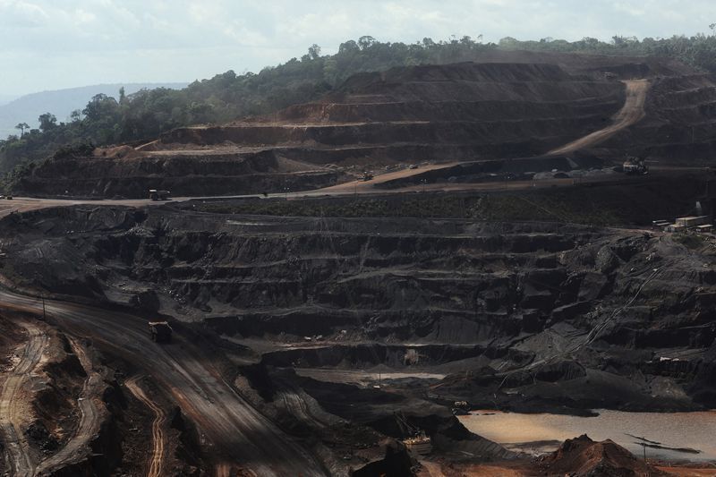 Exportações de minério de ferro e cobre disparam em abril