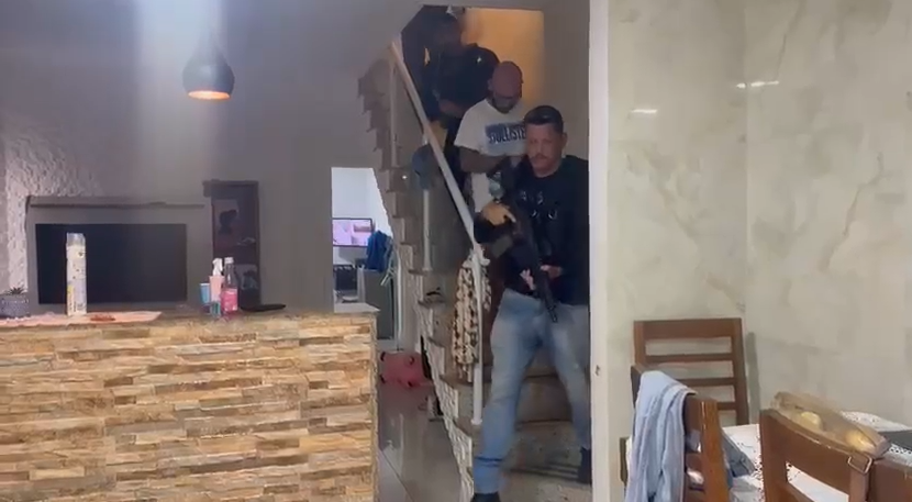 Fornecedor de armas para milícia do RJ é preso em casa de luxo em Cabo Frio