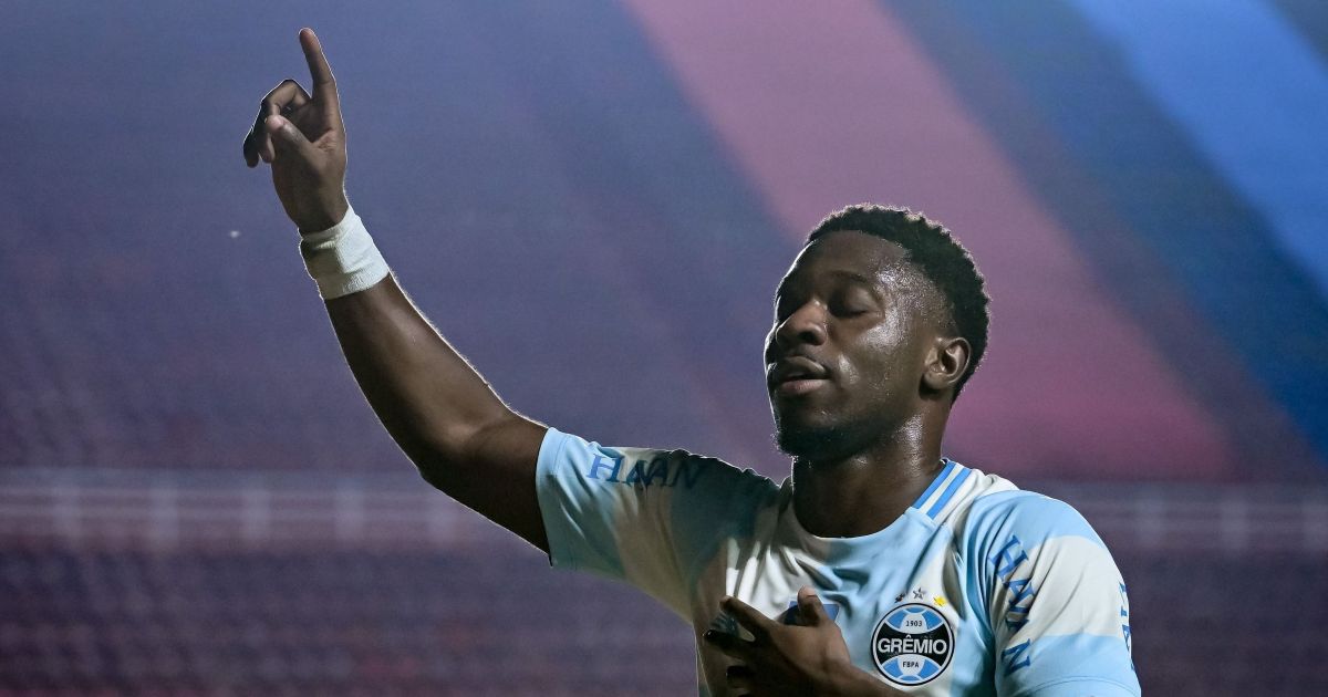Grêmio vence bem fora de casa e lidera grupo na Sul-Americana