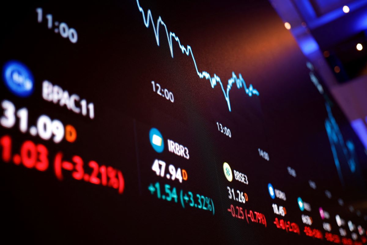 Ibovespa cai 0,8% e vai a 180 mil pontos com cena corporativa e inflação em foco