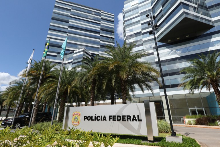 Integrantes da PF e delegada são alvo de operação que prendeu pai de Vorcaro