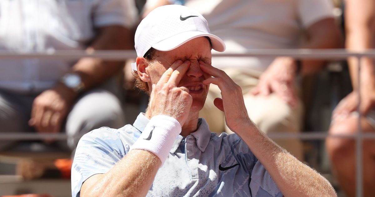 Jannik Sinner sente problemas físicos e é eliminado em Roland Garros