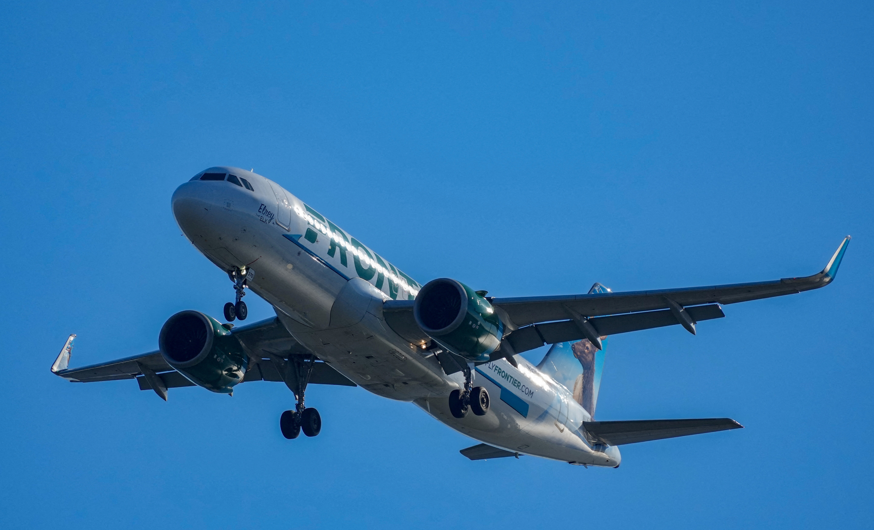 Jato da Frontier atinge e mata pedestre na pista em Denver, diz aeroporto