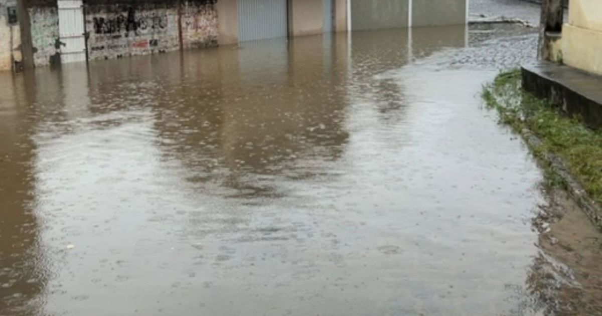 Mãe e filho morrem após deslizamento no Recife; cidade está em alerta