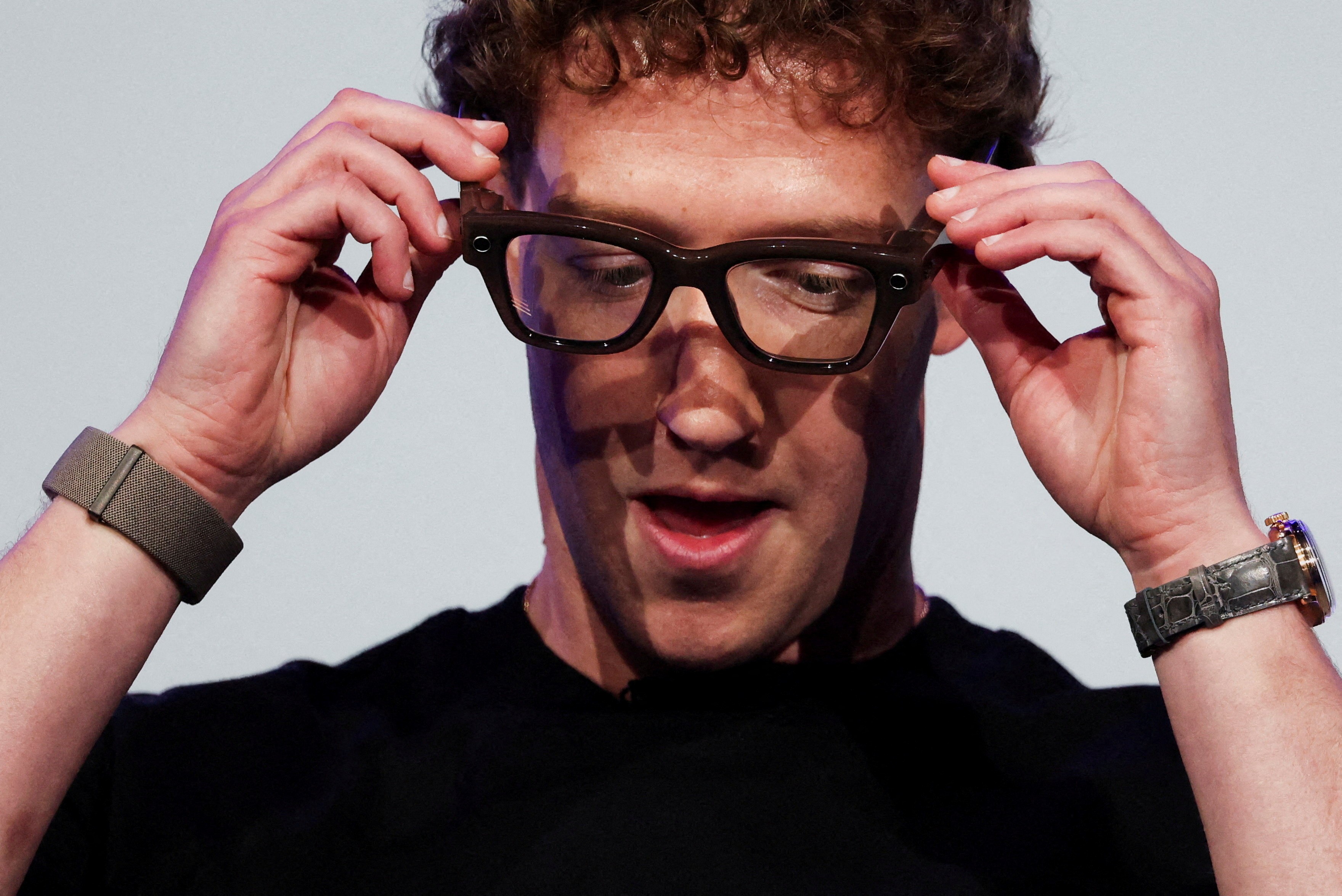 Meta cria 'clone' de Mark Zuckerberg com inteligência artificial, diz jornal