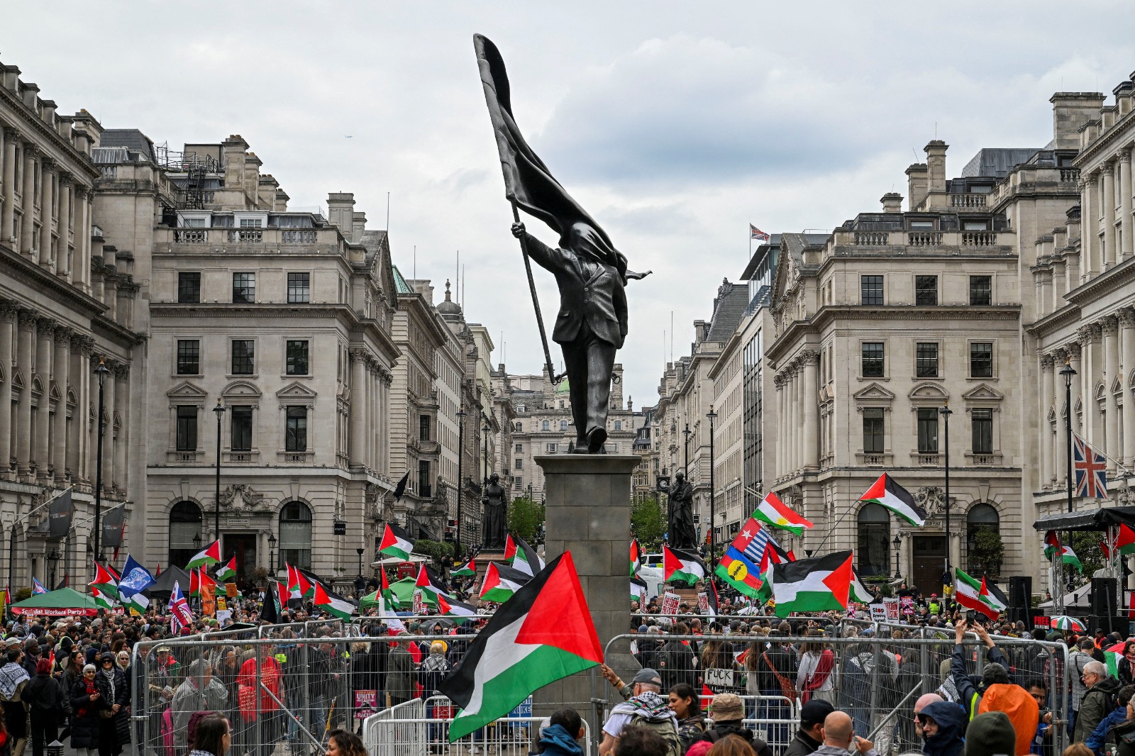 Milhares marcham em Londres em protestos separados contra imigração e pró-palestinos