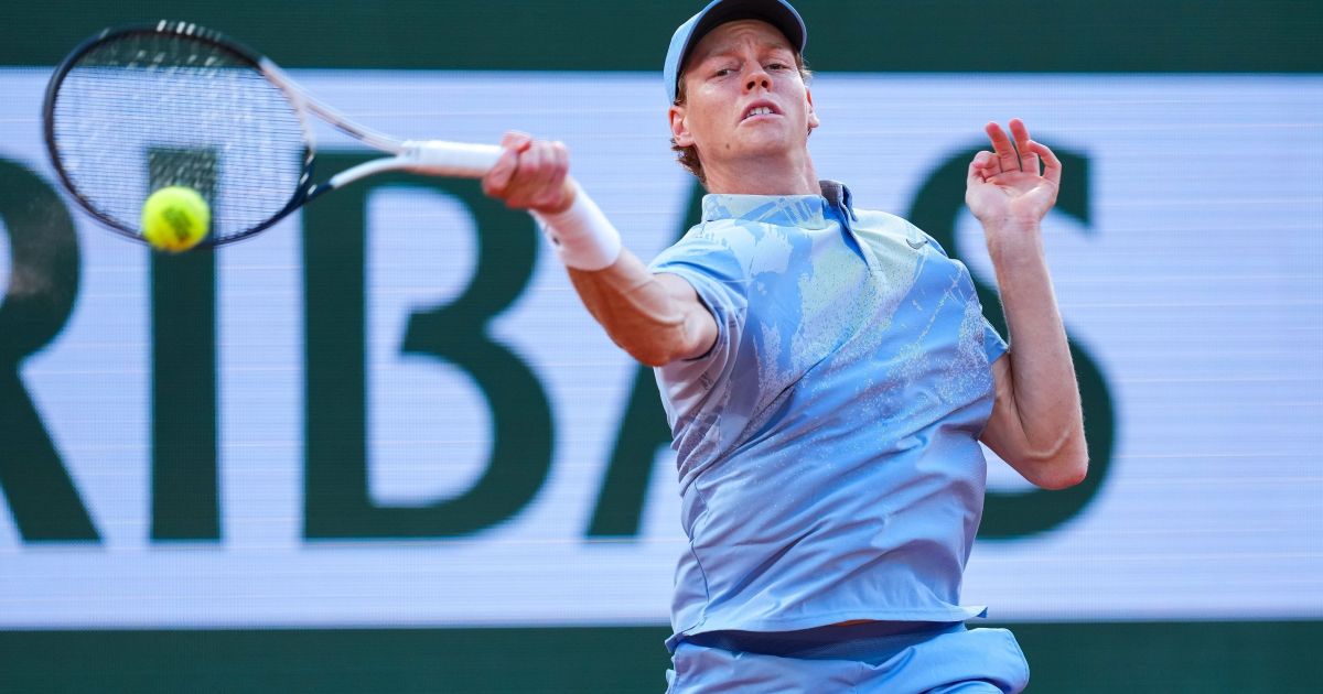 Sinner estreia com autoridade, vence e avança em Roland Garros