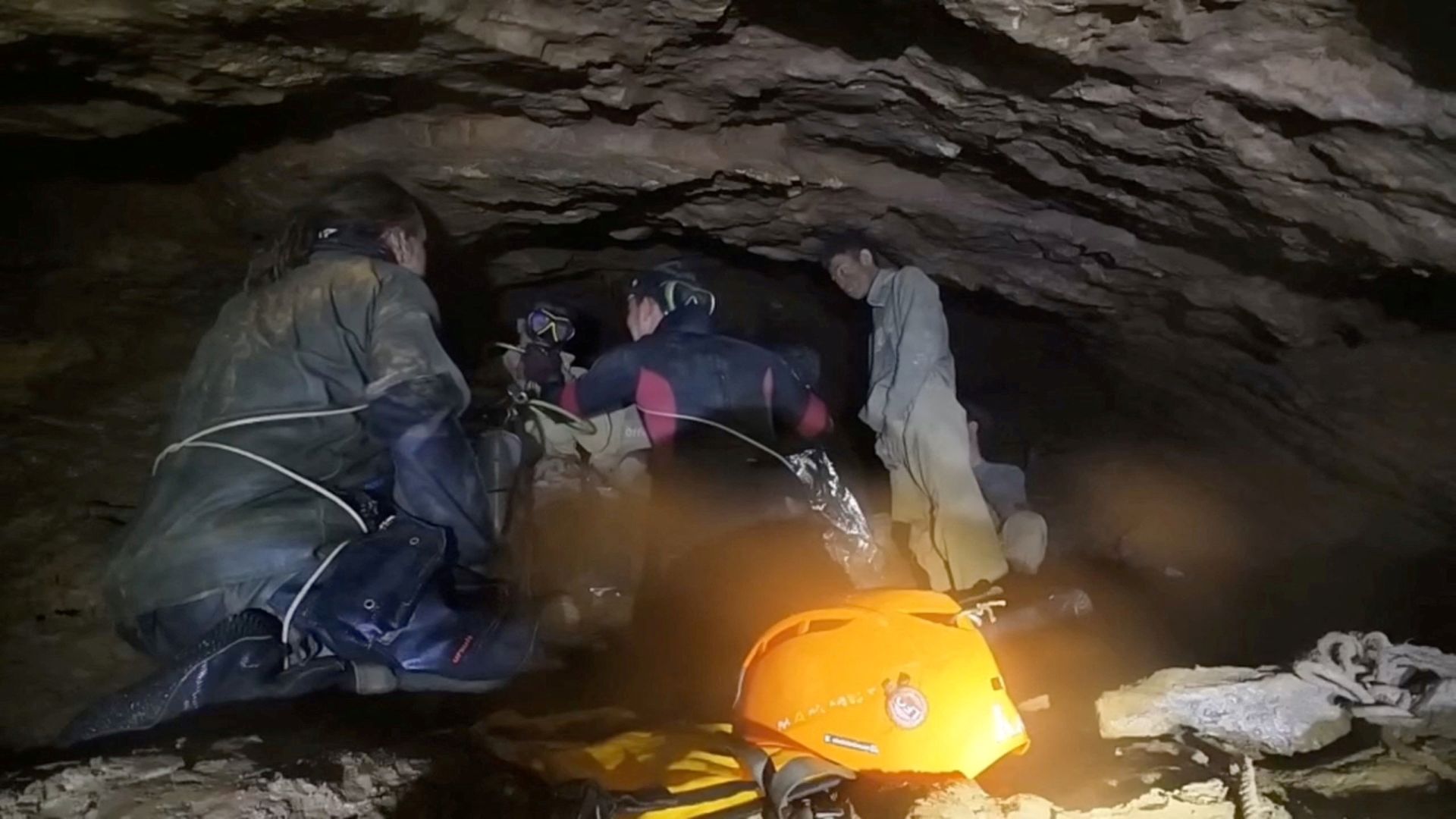 Socorristas resgatam 5 homens presos em caverna no Laos; 2 ainda estão desparecidos