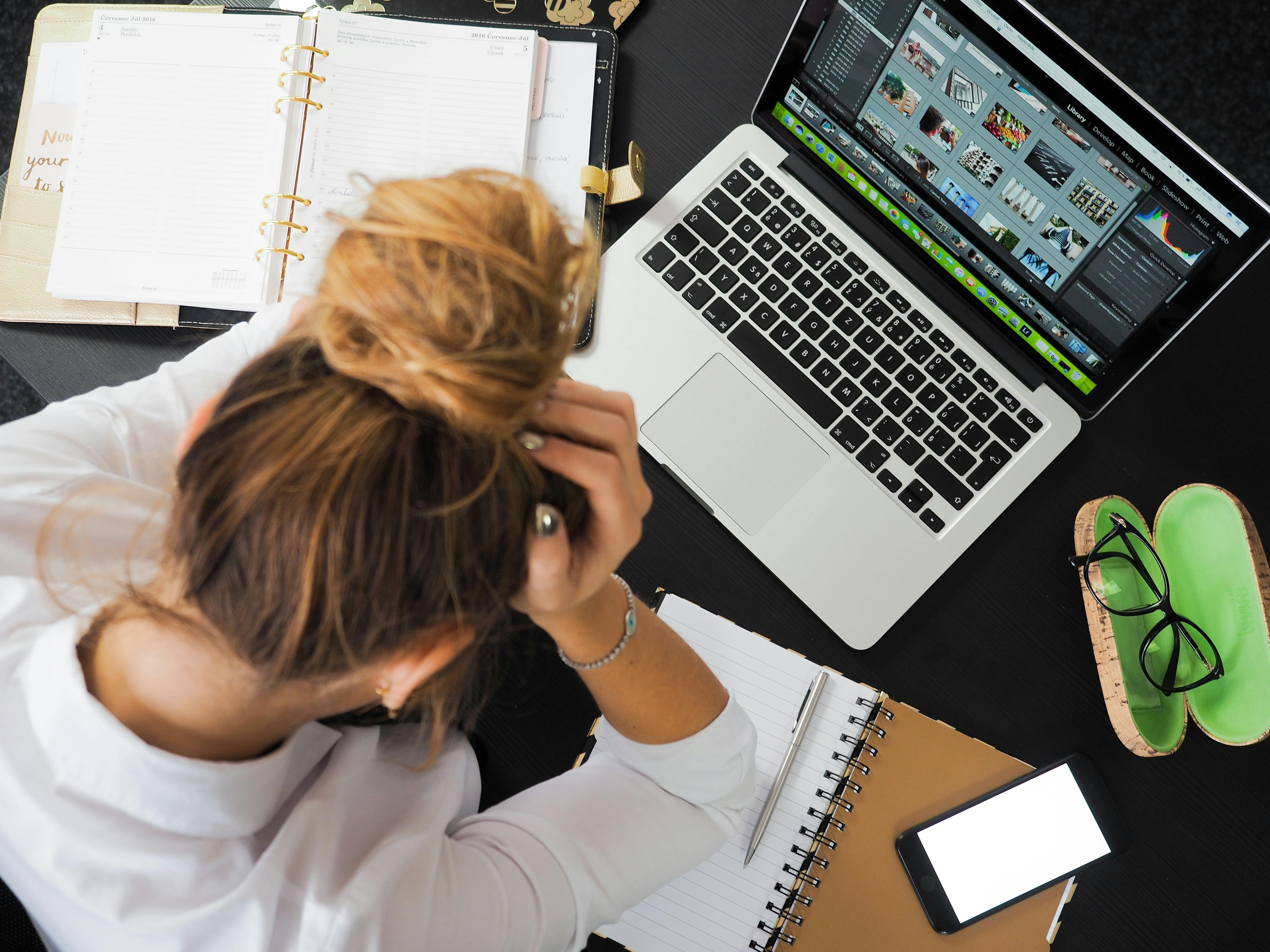 Trabalhador perde mais de 3 horas por semana com estresse financeiro, aponta estudo